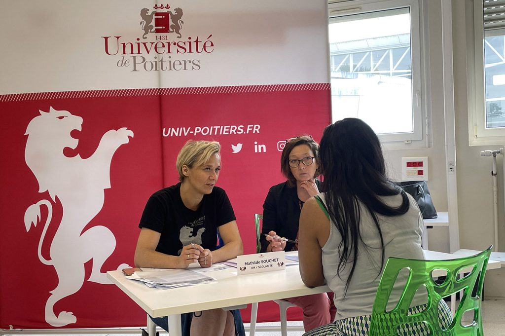 Photo d'un échange lors d'un job dating à l'université de Poitiers